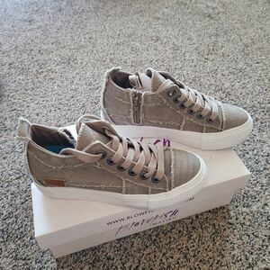 Womens Hipster shoe  NEW!! Size 6 Smoked Twill color with zippers on inside.